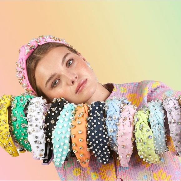 LELE SADOUGHI X STONEY CLOVER FLAMINGO CRYSTAL HEARTS & PEARL KNOTTED HEADBAND - Picture 4 of 9